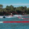 En las vibrantes aguas de Sanxenxo, AcuaKart en Sanxenxo: Carreras de motos de agua ofrece emocionantes carreras en moto acuática a través de arcos rojos en un circuito en zigzag. Los árboles se alzan como telón de fondo bajo un cielo azul despejado, realzando la emoción de navegar por este emocionante entorno. - ForTwo - Planes para parejas