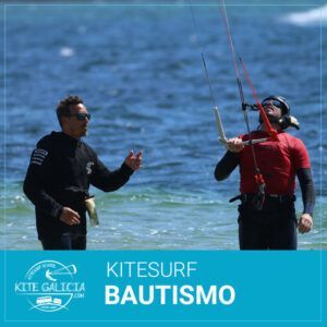 En las impresionantes aguas de Pontevedra, dos hombres disfrutan de una emocionante experiencia de Bautismo de Kitesurf en Pontevedra, mientras uno instruye al otro con destreza en el apasionante mundo del kitesurf. - ForTwo - Planes para parejas
