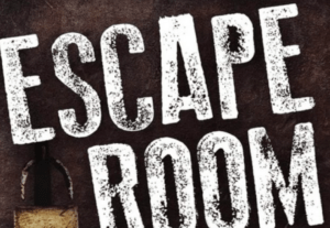 Escape Room Operación Bunker: ¡Desafía tu ingenio! Texto en negrita con textura blanca sobre fondo oscuro y un candado parcialmente visible. Sumérgete en el emocionante desafío de este juego. - ForTwo - Planes para parejas