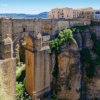 La "Excursión a Ronda y Setenil desde Málaga" te permite explorar el majestuoso puente de piedra que cruza un profundo desfiladero, con edificios sobre acantilados rocosos rodeados de exuberante vegetación, ofreciendo una mezcla de belleza natural y encanto histórico para una aventura inolvidable. - ForTwo - Planes para parejas