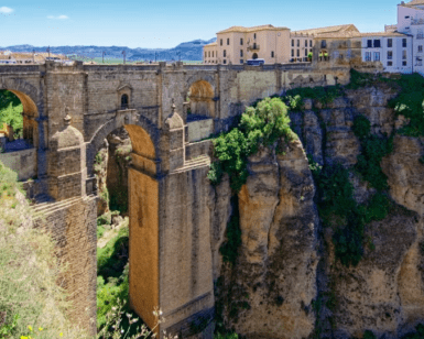 La "Excursión a Ronda y Setenil desde Málaga" te permite explorar el majestuoso puente de piedra que cruza un profundo desfiladero, con edificios sobre acantilados rocosos rodeados de exuberante vegetación, ofreciendo una mezcla de belleza natural y encanto histórico para una aventura inolvidable. - ForTwo - Planes para parejas
