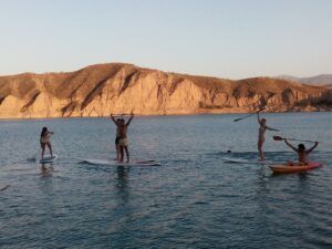 Los fines de semana, la gente disfruta del paddleboarding y el kayak en las tranquilas aguas del Embalse de Negratín, con las pintorescas colinas creando un impresionante telón de fondo al atardecer, como parte de nuestra experiencia "Fin de Semana en el Embalse de Negratín". - ForTwo - Planes para parejas