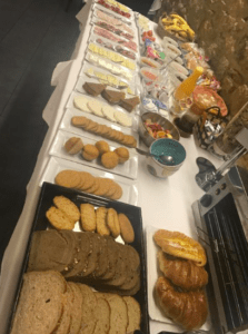 En el Hotel Lois en A Coruña el buffet rebosa de variedad de panes, bollería, embutidos, quesos, frutas y refrescantes zumos. - ForTwo - Planes para parejas