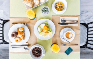 En el Hotel Riazor en La Coruña se ofrece una mesa de desayuno para dos con bollería, plato de fruta fresca, cereales, café, zumo y sopa. - ForTwo - Planes para parejas