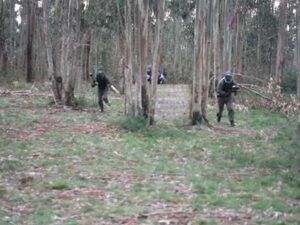 Los participantes disfrutan de "La mejor experiencia de paintball en A Coruña", equipados con equipo de protección y marcadoras, en medio de un entorno boscoso. - ForTwo - Planes para parejas