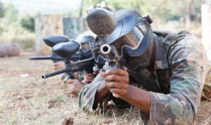 Los participantes del Paintball "El Superviviente" en Pontevedra se camuflan y se lanzan a la acción con pistolas de paintball desde el suelo. Esta intensa batalla ofrece una aventura llena de adrenalina para los amantes de las emociones fuertes. - ForTwo - Planes para parejas
