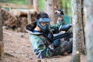 Utilizando el Paintball "El Superviviente" en Pontevedra, se agazapan camuflados y enmascarados tras los árboles, apuntando con maestría. - ForTwo - Planes para parejas