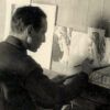 En una habitación poco iluminada, un hombre se sienta a pintar una vibrante "Pinta Tu Propio Azulejo en Triana" en una pared de madera, capturando la esencia de Triana con cada pincelada. - ForTwo - Planes para parejas