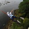 Una persona experimenta la emoción de Puenting en Pontevedra, en Sinde, rodeado de la exuberante vegetación de Pontevedra. - ForTwo - Planes para parejas