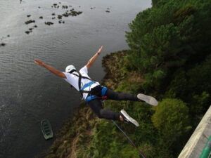 Una persona experimenta la emoción de Puenting en Pontevedra, en Sinde, rodeado de la exuberante vegetación de Pontevedra. - ForTwo - Planes para parejas