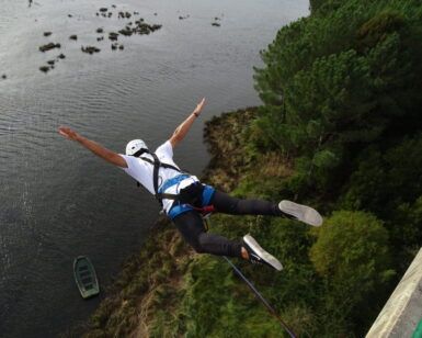 Una persona experimenta la emoción de Puenting en Pontevedra, en Sinde, rodeado de la exuberante vegetación de Pontevedra. - ForTwo - Planes para parejas