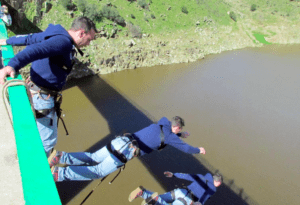 Un buscador de emociones se lanza con "Puenting ¡Atrévete a Volar sobre el Guadiana!", que muestra tres emocionantes etapas de su atrevida aventura por el río Guadiana. - ForTwo - Planes para parejas