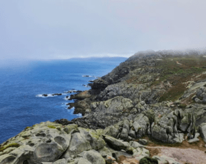 Experimente la impresionante costa rocosa y los majestuosos acantilados de La Coruña con el "Tour en 4x4 desde La Coruña", donde las aguas azules se encuentran con un cielo nublado, creando el escenario perfecto para una emocionante aventura. - ForTwo - Planes para parejas