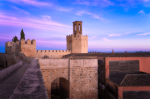 Descubra la antigua fortaleza de piedra de Elvas y su torre central al atardecer con "Tour por las murallas de Badajoz y Elvas", que ofrece un viaje en el tiempo en medio del encanto histórico y la grandeza. - ForTwo - Planes para parejas
