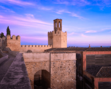 Descubra la antigua fortaleza de piedra de Elvas y su torre central al atardecer con "Tour por las murallas de Badajoz y Elvas", que ofrece un viaje en el tiempo en medio del encanto histórico y la grandeza. - ForTwo - Planes para parejas