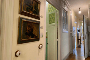 El pasillo, que evoca una visita a la Casa-Museo de Picasso, cuenta con un elegante papel tapiz floral, pisos de madera, interruptores de luz antiguos y pinturas que evocan el genio de Picasso. - ForTwo - Planes para parejas
