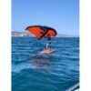 Bajo un cielo despejado, una persona practica wingfoil sobre aguas azules con las lejanas Costas como impresionante telón de fondo. "Wingfoil: La Nueva Sensación de las Costas" encarna a la perfección la aventura y la libertad en cada ola. - ForTwo - Planes para parejas