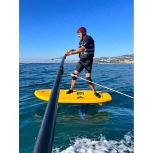 Equipados con casco y chaleco, se balancean con destreza sobre un Wingfoil amarillo: La Nueva Sensación de las Costas, deslizándose hábilmente sobre el mar con un bastón en la mano, exudando pura sensación a lo largo de las Costas. - ForTwo - Planes para parejas