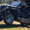 Una persona maneja con destreza un ATV sobre dos ruedas, transformando una zona verde de Badajoz en una emocionante Aventura Todo Terreno en Badajoz. - ForTwo - Planes para parejas