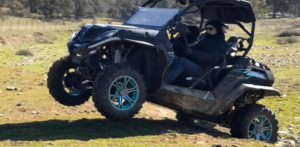 Una persona maneja con destreza un ATV sobre dos ruedas, transformando una zona verde de Badajoz en una emocionante Aventura Todo Terreno en Badajoz. - ForTwo - Planes para parejas
