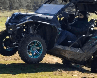 Una persona maneja con destreza un ATV sobre dos ruedas, transformando una zona verde de Badajoz en una emocionante Aventura Todo Terreno en Badajoz. - ForTwo - Planes para parejas