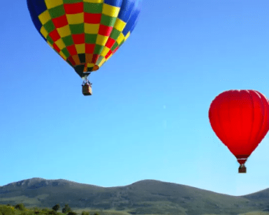 El Vuelo en Globo en Reinosa ofrece una experiencia fascinante con dos globos aerostáticos, uno multicolor y otro rojo, flotando sobre colinas verdes bajo un cielo azul claro. - ForTwo - Planes para parejas