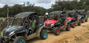 Los participantes de la experiencia Aventura Todo Terreno en Badajoz conducen buggies todoterreno por caminos de tierra rodeados de árboles y muros de piedra. - ForTwo - Planes para parejas