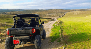 Aventura en Buggy Biplaza en Granada ofrece un emocionante paseo a través de extensos y ondulados campos bajo un cielo nublado. - ForTwo - Planes para parejas