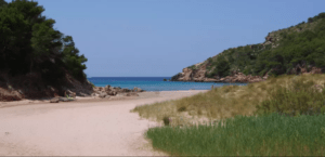 Embárcate en la "Aventura en Quad por Menorca" mientras exploras senderos de playa de arena, mares azules, colinas verdes y árboles bajo un cielo despejado para una aventura inolvidable. - ForTwo - Planes para parejas