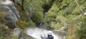 Llevando casco, experimentan la emoción del "Barranquismo de Iniciación en el Valle de Núria", descendiendo en rápel por una cascada en medio de la exuberante vegetación de este pintoresco paraje. - ForTwo - Planes para parejas