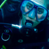 Un buceador con el kit de Bautismo de Buceo en Mallorca explora aguas turquesas, totalmente equipado con máscara y equipo de respiración. - ForTwo - Planes para parejas