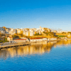 Experimente el pintoresco Mahón con "Descubre Mahón a Tu Ritmo", donde los edificios blancos se funden con un sereno mar azul bajo un cielo despejado, ideal para el turismo. - ForTwo - Planes para parejas
