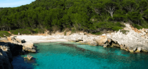 Descubra las recónditas aguas turquesas de Menorca, enmarcadas por acantilados rocosos y un exuberante bosque, con facilidad en un Beneteau Flyer 7.7, su barco perfecto para descubrir joyas ocultas. - ForTwo - Planes para parejas