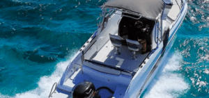 Experimente "Descubre Menorca en un Beneteau Flyer 7.7", navegando elegantemente por aguas azules vibrantes con su elegante cubierta gris, encarnando la esencia del impresionante paisaje marino de Menorca. - ForTwo - Planes para parejas