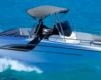 Experimente "Descubre Menorca en un Beneteau Flyer 7.7" mientras navega con gracia sobre las olas azules de Menorca, con su casco blanco abriéndose paso impulsado por un confiable motor Suzuki, todo bajo la protección de una robusta capota. - ForTwo - Planes para parejas