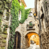 Explora el encanto de Girona a través de su producto, "Descubre Pueblos Medievales desde Girona", donde estrechos callejones adoquinados, muros de piedra cubiertos de hiedra y cálidas farolas iluminan atractivos pueblos medievales. - ForTwo - Planes para parejas