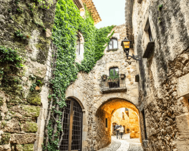 Explora el encanto de Girona a través de su producto, "Descubre Pueblos Medievales desde Girona", donde estrechos callejones adoquinados, muros de piedra cubiertos de hiedra y cálidas farolas iluminan atractivos pueblos medievales. - ForTwo - Planes para parejas