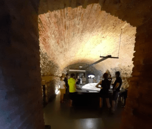 En la tenue y arqueada bodega de ladrillo del Castell d'Hostalric, la gente se reúne para experimentar su misterioso encanto. Descubre los rincones escondidos de Hostalric con "Descubre el Castell d'Hostalric", donde la historia susurra a través de sus antiguas paredes. - ForTwo - Planes para parejas