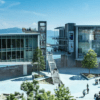 Con vistas al agua, el moderno Centro Botín cuenta con elegantes escaleras llenas de gente. Enmarcado por frondosos árboles y una majestuosa montaña bajo un cielo azul vibrante, Descubre el Centro Botín ofrece una serena fusión de naturaleza e innovación. - ForTwo - Planes para parejas