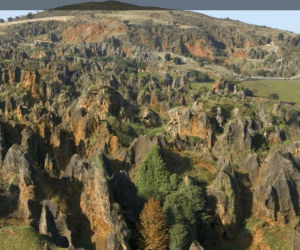 Explora el accidentado terreno del Parque de Cabárceno con "Descubre el parque de Cabárceno", que muestra formaciones rocosas irregulares, vegetación escasa y cielos despejados y amplios. - ForTwo - Planes para parejas