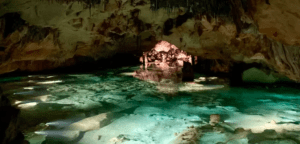 Explora el ambiente tranquilo y místico de "Descubre la Cova de S’Aigua en Menorca", donde las aguas turquesas y las formaciones rocosas crean un encantador juego de luz. - ForTwo - Planes para parejas