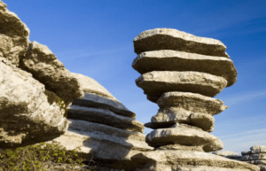 Bajo el amplio cielo azul, las formaciones rocosas de Antequera se alzan como guardianes, haciéndose eco de los cuentos de "Descubre la Historia y Naturaleza de Antequera". - ForTwo - Planes para parejas