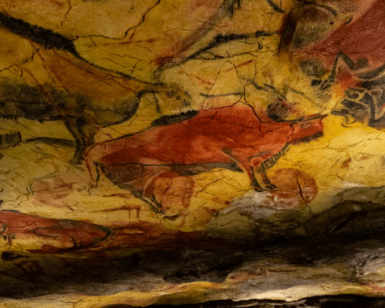 En "Descubre la Neocueva de Altamira" destacan antiguas pinturas rupestres de bisontes en rojo y negro, con sus formas magistralmente grabadas en la superficie texturizada adornada con grietas históricas. - ForTwo - Planes para parejas