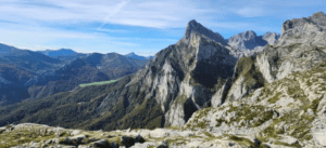 Experimente los impresionantes Picos de Europa con "Descubre los Picos de Europa y Potes", donde imponentes picos rocosos, exuberantes valles y cielos azules infinitos crean un refugio natural perfecto cerca de Potes. - ForTwo - Planes para parejas