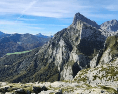 Experimente los impresionantes Picos de Europa con "Descubre los Picos de Europa y Potes", donde imponentes picos rocosos, exuberantes valles y cielos azules infinitos crean un refugio natural perfecto cerca de Potes. - ForTwo - Planes para parejas