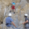 Tres audaces escaladoras se enfrentan al reto de la Escalada en Roca para Parejas Aventureras. Una escala con seguridad mientras dos compañeras expertas aseguran con destreza. Equipadas con casco y equipo de seguridad, encarnan el espíritu aventurero en su emocionante aventura. - ForTwo - Planes para parejas