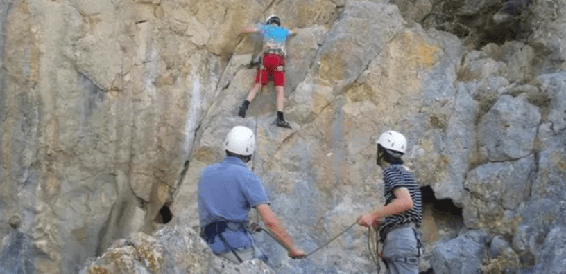 Tres audaces escaladoras se enfrentan al reto de la Escalada en Roca para Parejas Aventureras. Una escala con seguridad mientras dos compañeras expertas aseguran con destreza. Equipadas con casco y equipo de seguridad, encarnan el espíritu aventurero en su emocionante aventura. - ForTwo - Planes para parejas