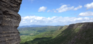 Disfrute de una vista desde el acantilado del exuberante valle del Salto del Nervión, frente a un cielo parcialmente nublado con la Escapada al Salto del Nervión, ideal para un retiro refrescante. - ForTwo - Planes para parejas