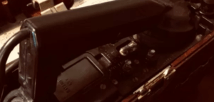 En la penumbra, un primer plano de un mezclador de audio antiguo con numerosos botones y controles evoca el misterio y el encanto de Escape Room en Mérida, similar a resolver intrincados rompecabezas. - ForTwo - Planes para parejas