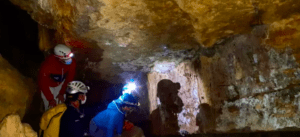 Equipados con cascos y linternas frontales, los espeleólogos exploran el estrecho y rocoso pasaje de Espeleología en la Cueva del Seso en Boltaña. - ForTwo - Planes para parejas